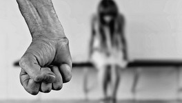 Житель Омутнинска год избивал несовершеннолетнюю жену