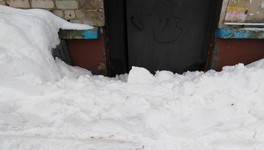 «Замуровали, демоны!» В Кирове трактор завалил снегом выход из подъезда