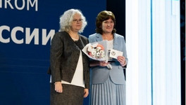 Учителя кировской школы наградили памятным знаком «За верность профессии»