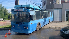 Водитель троллейбуса въехал в закусочную «Данар» на Комсомольской площади. Мужчину госпитализировали