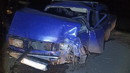 В Шабалинском районе фонарный столб рухнул на машину, есть пострадавшая