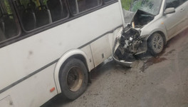 В Кирове «Лада Калина» врезалась в пассажирский автобус