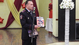 Во время инаугурации главе Омутнинска подарили наручники, подарок вручил полицейский