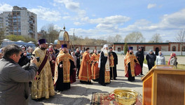 В Кирово-Чепецке освятили новые кресты для Всехсвятского храма