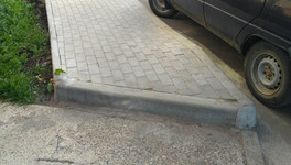 Отсутствие съездов с тротуаров и трещины на асфальте. Активисты ОНФ нашли нарушения в отремонтированных дворах