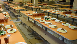 Комиссию при оплате питания в школьных столовых снизят на 0,5%