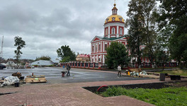 В Кирове проверили ход работ по благоустройству площади у Спасского собора