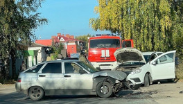 В Кирове на Боровицкой столкнулись две легковушки. Есть пострадавшая