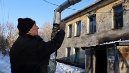 В Кирове жильцы аварийного дома боятся выходить на улицу из-за глыб льда, свисающих с крыши