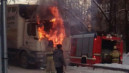 В Кирово-Чепецке на одной из центральных улиц загорелся грузовик