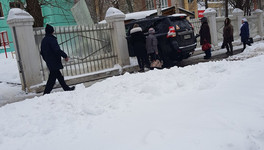 В Кирове внедорожник врезался в забор детского сада
