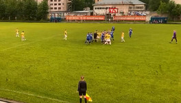 Игроки двух футбольных команд из Кирова подрались прямо во время матча. Видео