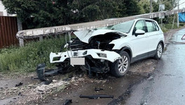 В Кирове «Фольксваген» въехал в опору ЛЭП