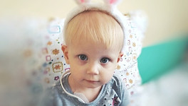 Двухлетней девочке из Кирова с четвёртой стадией рака собирают деньги