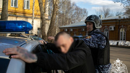 В Кирове росгвардейцы задержали двух мужчин с пакетиками из лесополосы