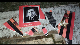В Кумёнах на хулигана, который сломал стенд в честь Героя Советского Союза, завели уголовное дело