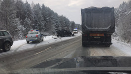 Две иномарки вспыхнули, столкнувшись на трассе под Кировом: есть погибшие