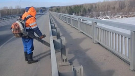 Мост через Вятку чистят от грязи и мусора