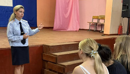 Напоминали о ПДД, опасностях вейпов и наркотиков: полиция в детском лагере