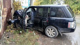 В Кирове «Рейндж Ровер» врезался в гараж. Пострадали три человека