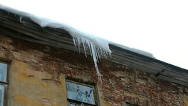 Собственников частных зданий могут обязать самостоятельно чистить крыши от снега