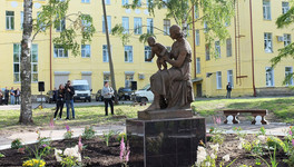 Скульптуру «Мать и дитя» установили рядом с кировским перинатальным центром