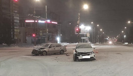 В Кирове на перекрёстке Воровского и Производственной столкнулись две иномарки