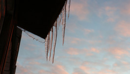 В Кировской области повышается опасность схода снега и льда с крыш