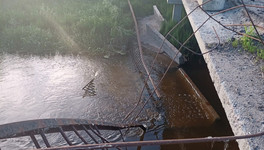 В Кирове пешеходная секция моста на улице Деловой рухнула в реку