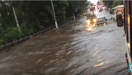 Видео дня: улицу Карла Маркса затопило из-за грозы