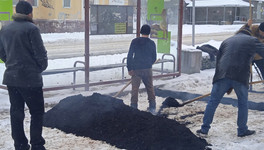 В Кирово-Чепецке рабочие укладывают асфальт прямо на снег