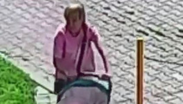 В Кирове женщину с коляской подозревают в краже телефона на детской площадке