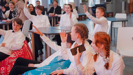 «Сделаем этот мир чуточку лучше»: 13 школьников из Мирного посвятили в «менделеевцы»