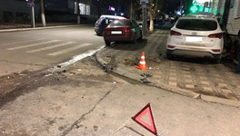 На улице Московской автомобиль Hyundai влетел в крыльцо исторического здания