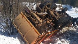 В Унинском районе перевернулся мусоровоз