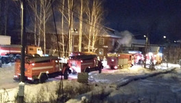 Пожар в доме под расселение в Кирове тушили больше 50 человек