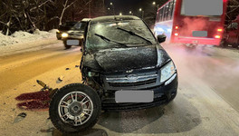 Три машины и столб: на Слободском тракте произошло серьёзное ДТП