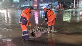 В Кирове очищают ливнёвки