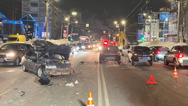 На проспекте Строителей в Кирове столкнулись три легковушки