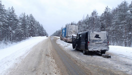 Под Сыктывкаром микроавтобус из Кировской области попал в аварию с двумя фурами