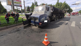 Появилось видео столкновения грузовика и легковушки на Юго-Западе