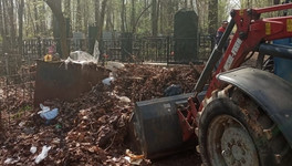 С городских кладбищ вывезли 2000 кубометров мусора