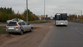 В Кирове «Приора» врезалась в городской автобус