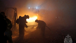 В Кирове на улице Мопра сгорел двухэтажный деревянный дом