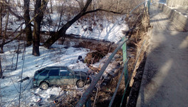 В Вятских Полянах с моста слетело такси. Пассажира увезли на скорой