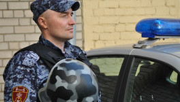Росгвардейцы в Кирове задержали пьяного мужчину, ломавшего чужую машину