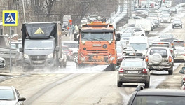 В Кирове улицы убирают 75 машин и 125 человек