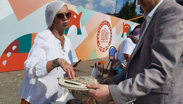 Министр культуры Даниил Дворцов купил супруге авторскую сумку на местной ярмарке
