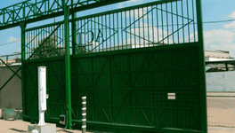 В Вятскополянском районе ворота на предприятии сломали ногу слесарю
