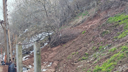 В Кирове из-за талых вод сошел оползень